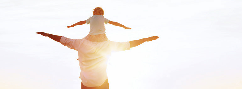 Kind und Vater in Freiheit - Achtsamkeit und bewusstes Handeln