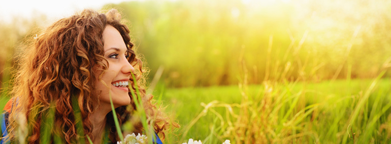 Kreiere ein magisches Leben durch emotionale Heilung mit ThetaHealing Frau voller Freude - Kreiere ein magisches Leben durch emotionale Heilung