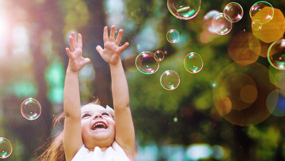 Spielendes Kind - Regenbogenkinder