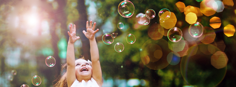 Spielendes Kind - Regenbogenkinder