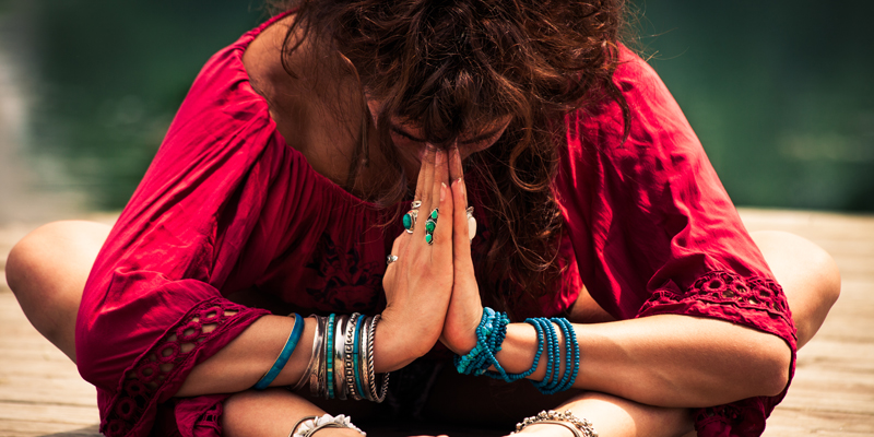 Starte jetzt mit deinem Seminar ThetaHealing Du und Gott Betende Frau - ThetaHealing Seminar Du und Gott