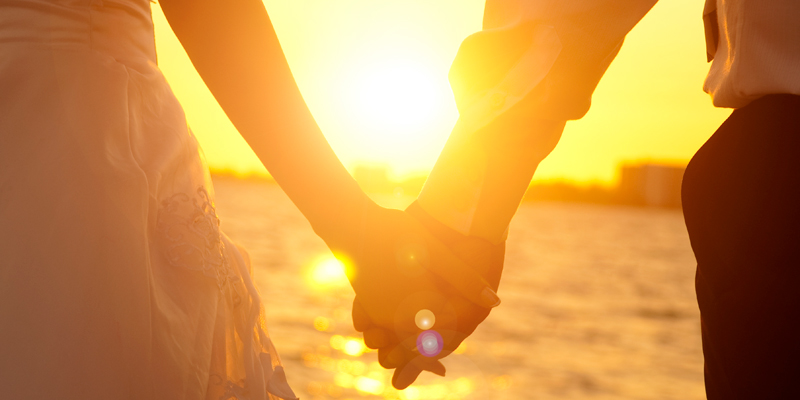 Starte jetzt mit deinem Seminar ThetaHealing Seelenpartner Paar hält sich an den Händen - ThetaHealing Seminar Seelenpartner
